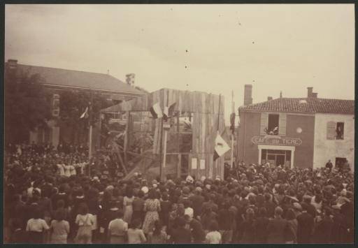 La foule réunie sur la place de Saint-Hermand, autour du monument en l'honneur de Clemenceau, à l'occasion de la libération de la ville.